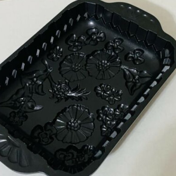 Nordic Ware Cast-Aluminum Wildflower Cake Pan - Picture 1 of 3